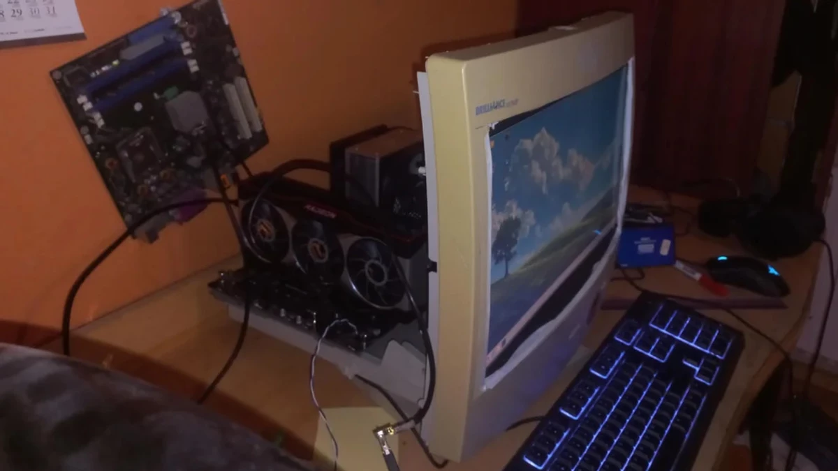 A modder fit a modern PC into the case of an old CRT monitor